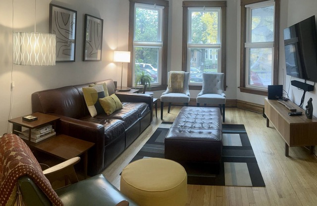 Stylish & Modern Apartment in Walk to Everything Neighborhood