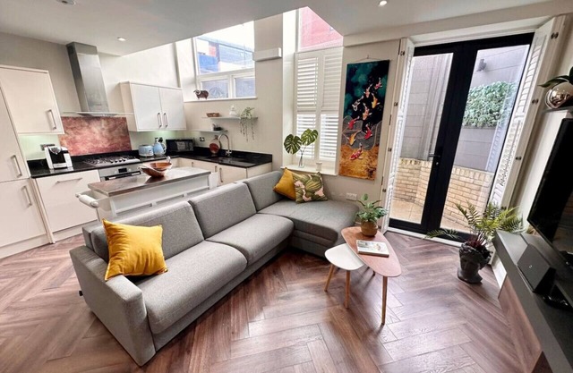 Stylish modern flat in SW London