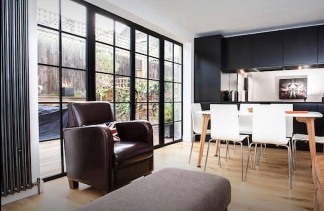 Stylish Newly Refurbished 2 Bedroom Flat With Terrace