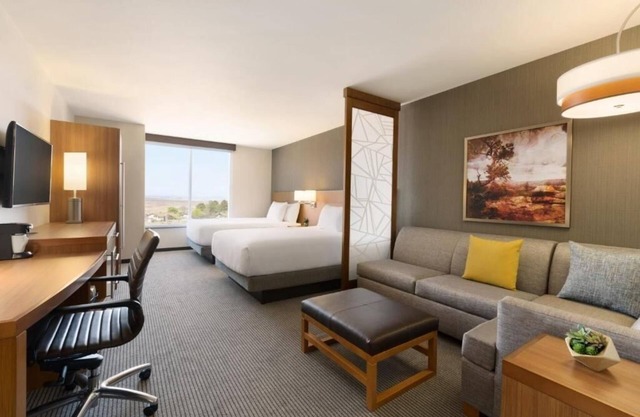 Stylish & Roomy Queen Room w/Mountain Views – Explore Nature!
