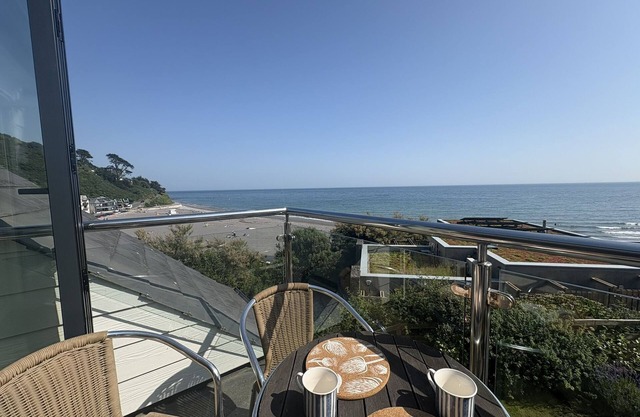 Stylish Seaside Townhouse with 2 Bedrooms & Panoramic Sea Views