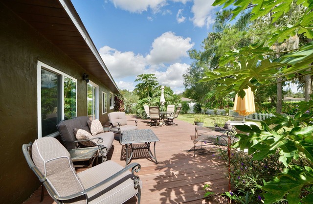 Stylish Sebring House – Across from Lake Jackson & close to the Downtown Circle