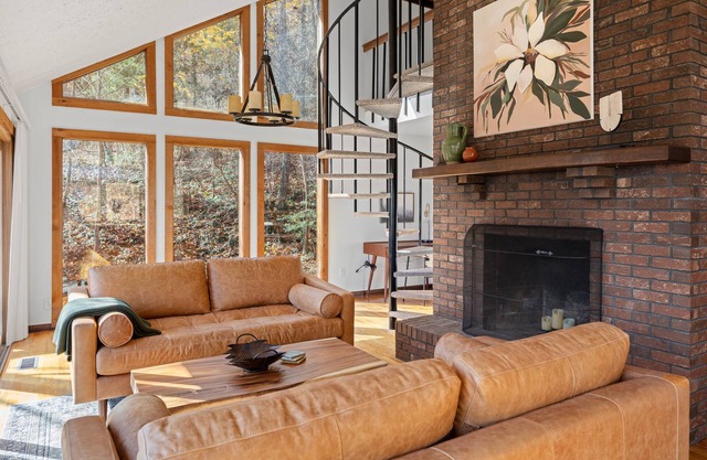 Stylish, secluded cabin minutes from the Biltmore and downtown
