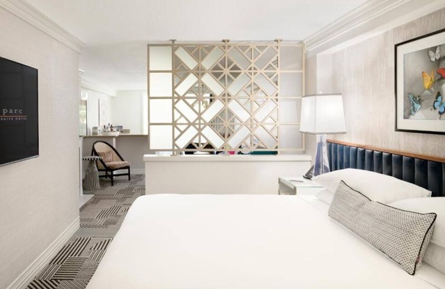 Stylish Skydeck! Kitchenette & Balcony, Pet-friendly! Nearby The Sunset Strip!