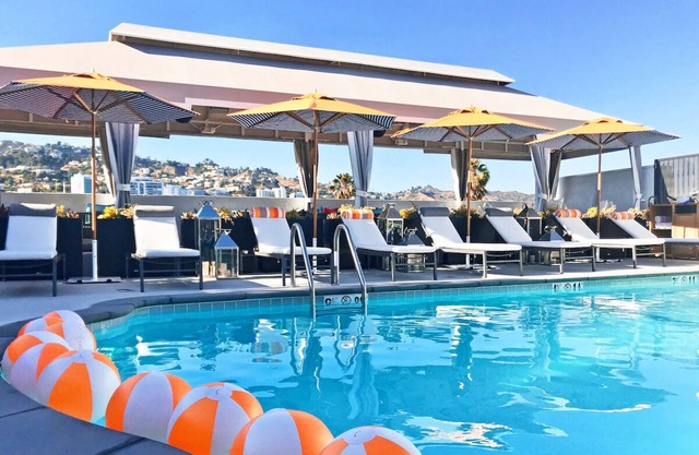 Stylish Skydeck, Kitchen & Balcony, FIDO Friendly! Nearby The Sunset Strip!