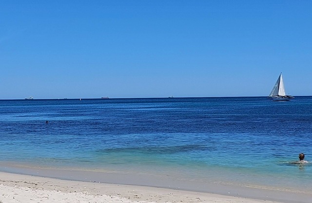 Stylish, spacious Cottesloe Apartment with amazing ocean and sunset views