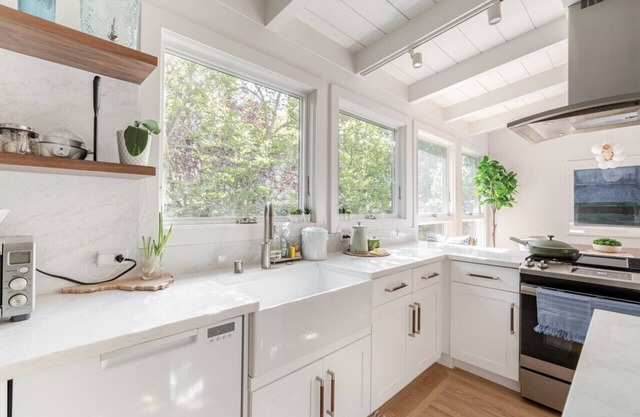 STYLISH & SPACIOUS 2 ND FLOOR 2 BR VICTORIAN HOME