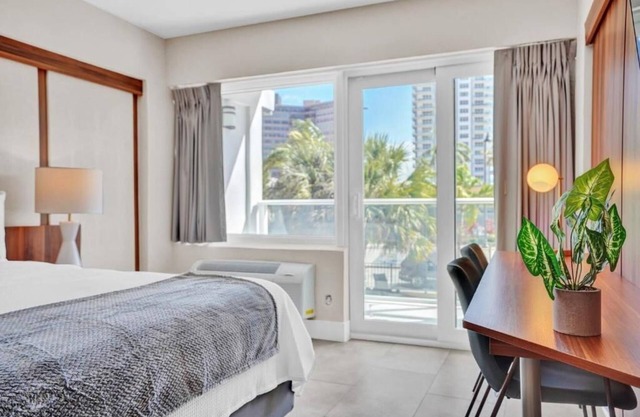 Stylish Stay Near Bonnet House – Perfect for Couples or Solo Travelers