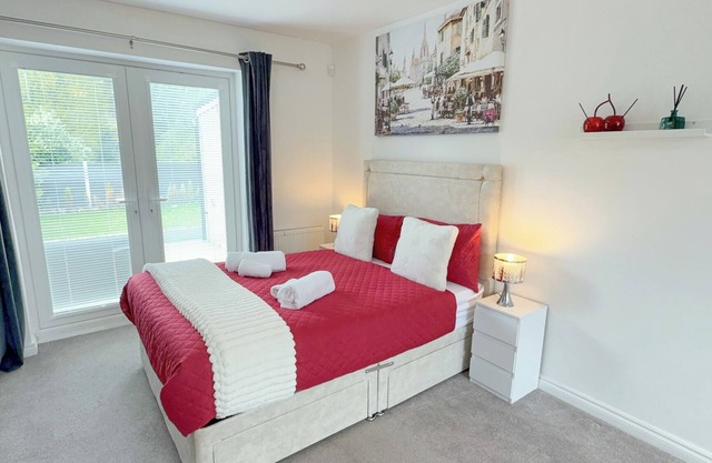 Stylish Stay on St Mary’s Road- 4-bedroom house in lovely Manchester with WiFi