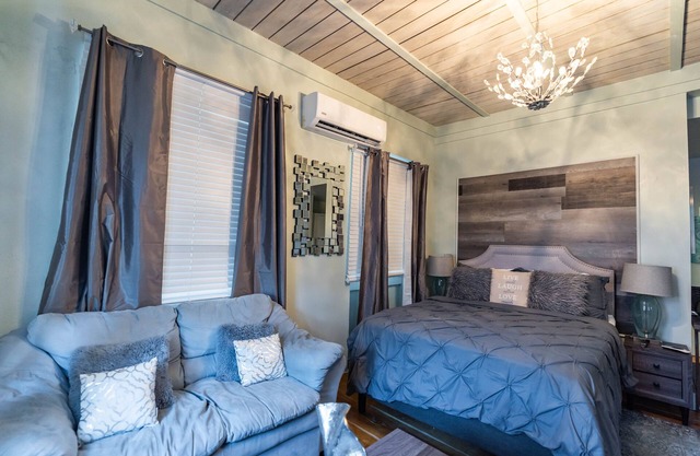 Stylish Suite💎 ❤️of Downtown AC WiFi 10 minute drive to 🏖 Historical area