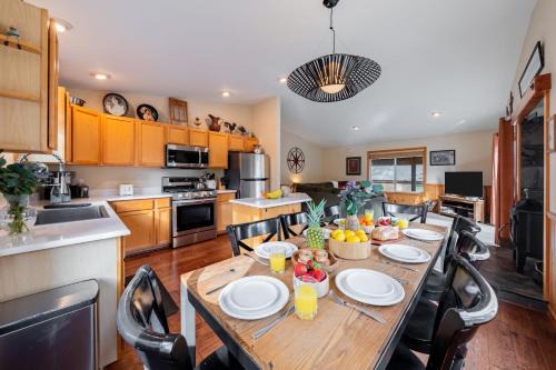 Stylish Truckee Retreat Deck Near Lake Skiing Moraine by AvantStay