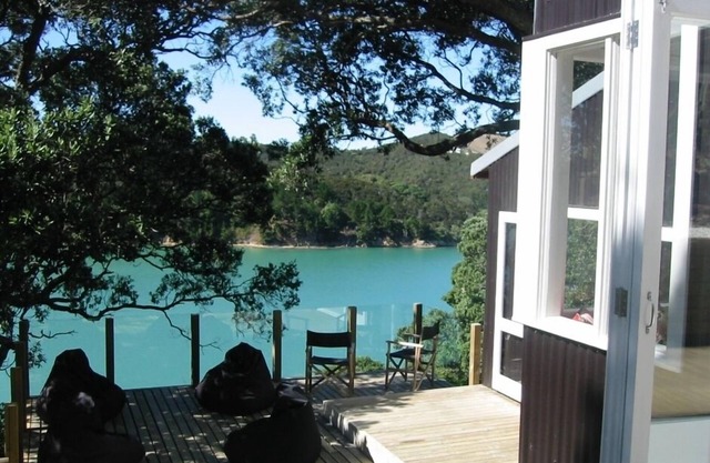 Stylish waterfront retreat - dramatic 180 degree views!