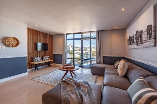 Stylishly Decorated Beachfront apartment w Inverter, 202 Eden
