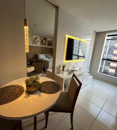 Suíte luxo com tela de cinema no América Towers Studio Residence