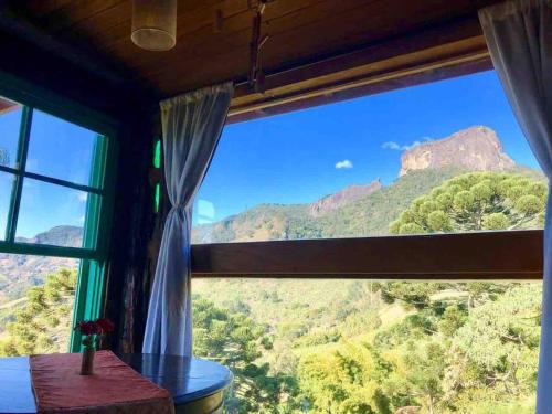 Suíte Pura Vista . Parede de vidro . Lareira