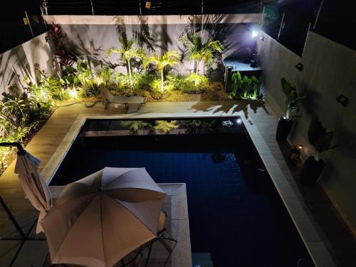 Suíte tripla vista piscina em casa moderna e familiar da Mirian