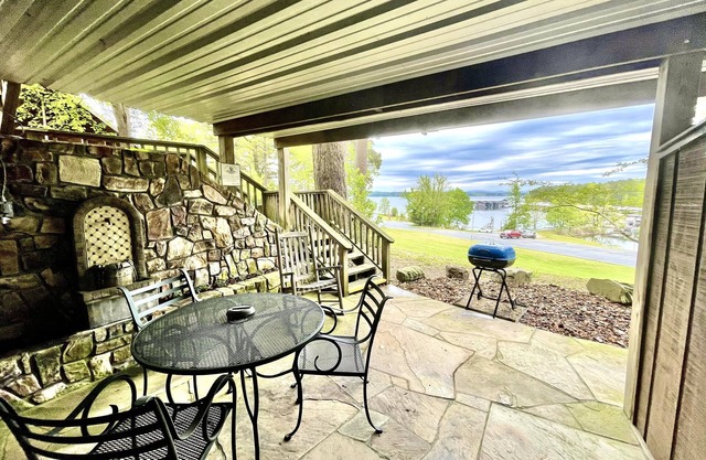 SU15, Spacious studio with full kitchen, dining table and rock patio overlooking Lake Ouachita. by RedAwning