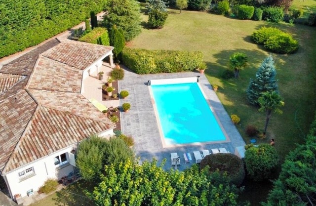 Sublime air conditioned Villa - huge swimming pool inside a large park