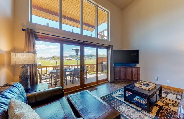 Sublime dog-friendly townhouse with mountain view, central AC, & washer/dryer