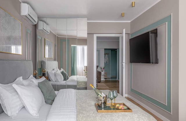 Sublime Minty Green 1BR on the Park