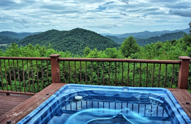 Sugar Hill-Upscale 5 BR Retreat on 30 Private Acres, Hot Tub, Views, Pool Table
