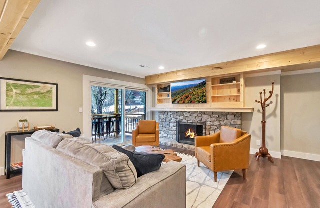 Sugar Mtn condo walkable to golf course. Smart TVs, king bed. Beat summer heat!