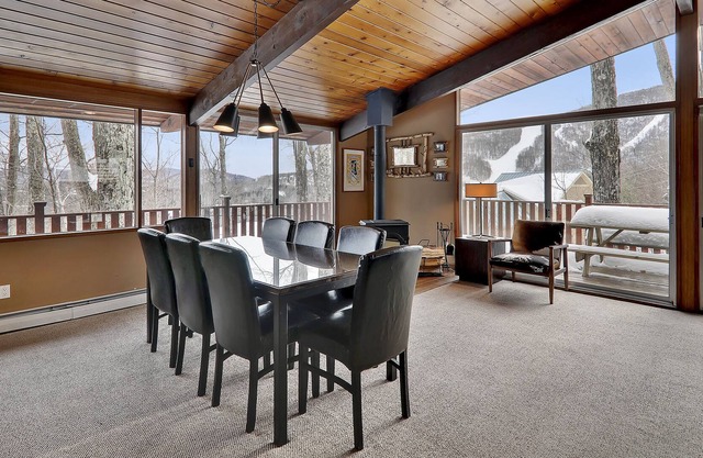 SUGARBUSH VINTAGE 1963 CHALET SKI IN OUT FULL REMODEL 2022 MID-WEEK SPECIAL