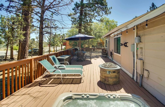 Sugarloaf Cabin w/ Hot Tub ~ 6 Mi to Big Bear