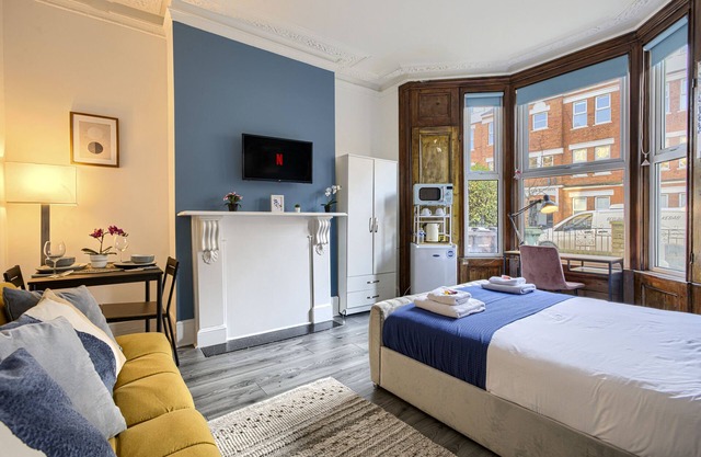 Suite-Deluxe-Shared Bathroom-Street View-1