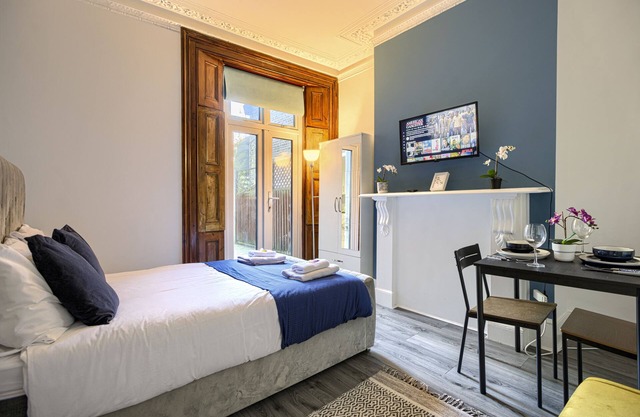 Suite-Deluxe-Shared Bathroom-Street View-2