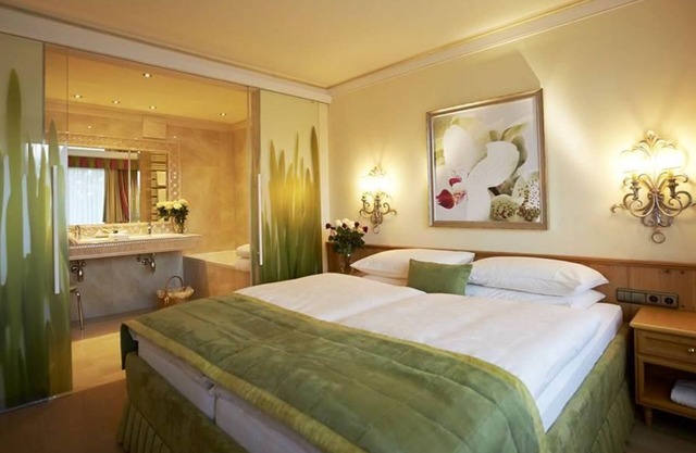 Suite with shower or bath, WC, balcony - Wellness-Golf-& Genießerhotel