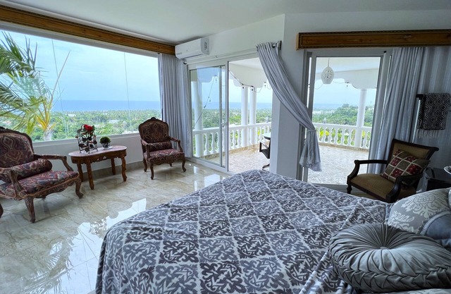 Suite with two pools, ocean view balcony, & walk-in shower- beach minutes away!