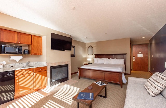 Suites at Silver Tree A210: Studio Standard View Suite with Kitchenette and Cozy