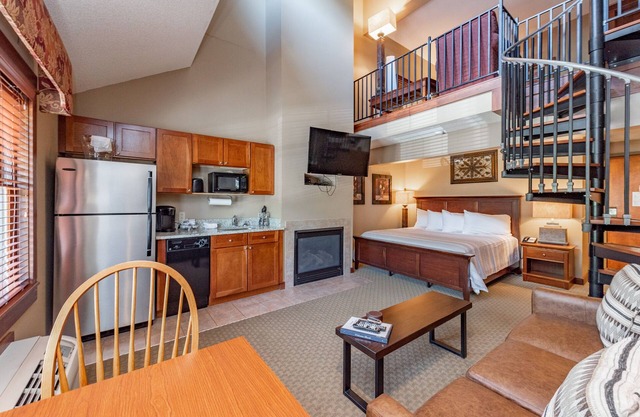 Suites at Silver Tree A310: Standard view studio & loft, sleeps 6, cozy fireplac