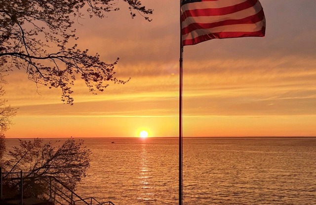 Summer 2025 DATES OPEN! VERMILION Cottage. Two minute walk to private beach