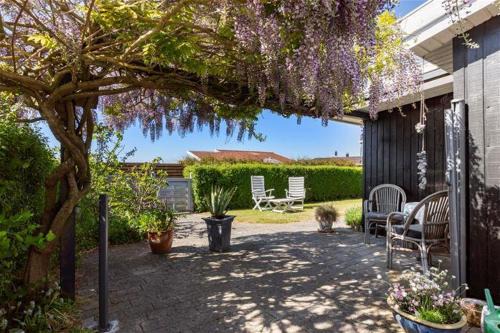 Summer Cottage Idyll In Charming Karrebæksminde!