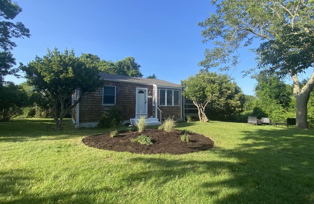 Summer Cottage -Walking dist. to the Beach & Town!