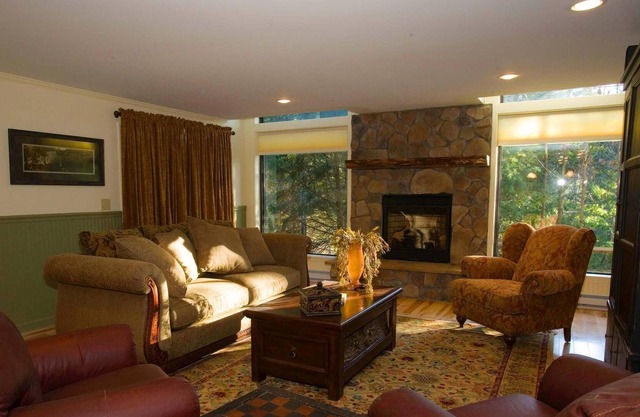 Summer dates going quickly! Walkable to private lake. 20 minutes to Lake George.