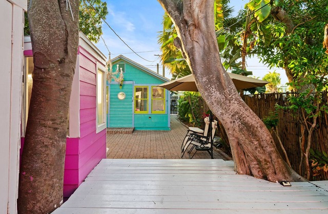 Summer Family Fun, Pet Friendly, Walk Downtown, Close to Beach, Fenced Courtyard