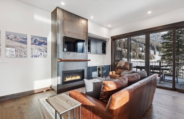 Summer Stays Available! Stunning chalet off chair 3! Private hot tub, ski locker & fitness cente