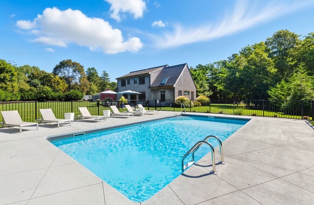 Summer vacation paradise, with private heated pool, sleeping 8