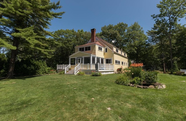 Summerhill - Fully Renovated Cottage - Walk to Beach, Town and Marina