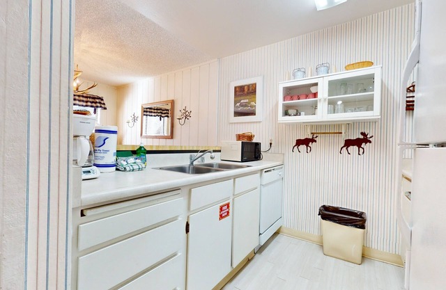 Summit 237 Pet-Friendly, Rustic, On Free Shuttle Route by RedAwning