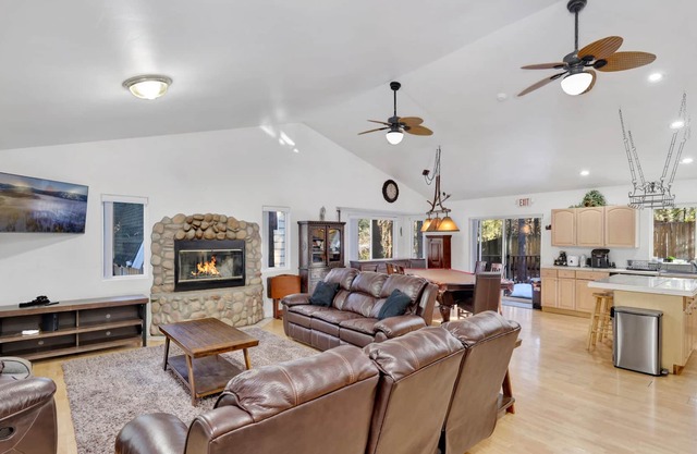 Summit Estates Escape by Big Bear Vacations | Hot Tub | Pool Table | Walk To Resort Lifts