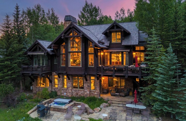 Summit Lodge - 6 bedroom lodge in Arrowhead - stunning views, hot tub