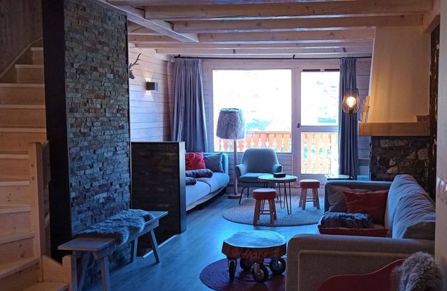 Sumptuous chalet of 130 m² for 11 guests, it is facing full with a view of the mountains.