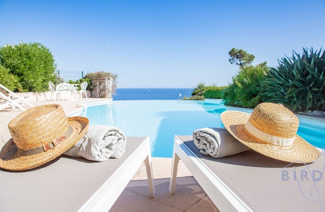 Sumptuous villa with sea view and its renovated outbuilding in the heart of