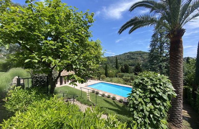 SUN DRENCHED LUXURY VILLA ON THE CÔTE D'AZUR with pool, bar, bbq area, AC, & gym