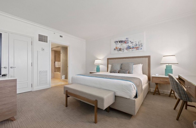 Sun-kissed Sanctuary: Unit with Partial Ocean View, Pet-friendly, Swimming Pool!
