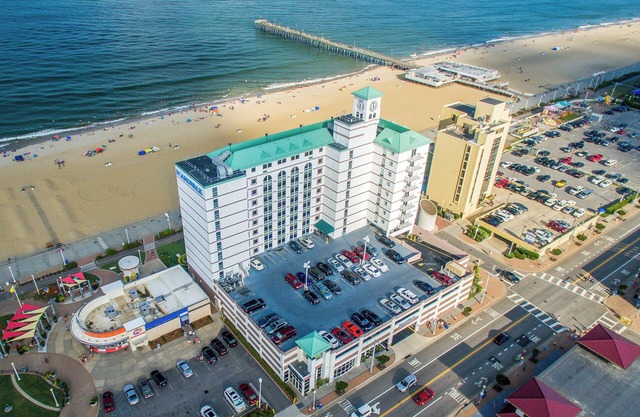 Sun, Sand, and Surf! 2 Great Units with Full Kitchen, Oceanfront, Pool
